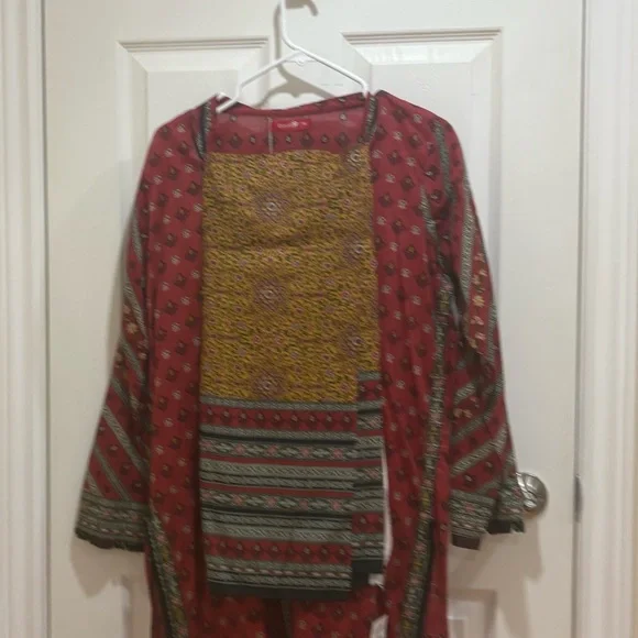 Red Patterned Long Sleeve Tunic - Picture 4 of 4
